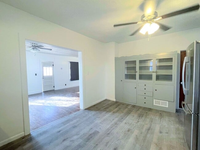 Building Photo - 3 Bedroom Home on Corner Lot