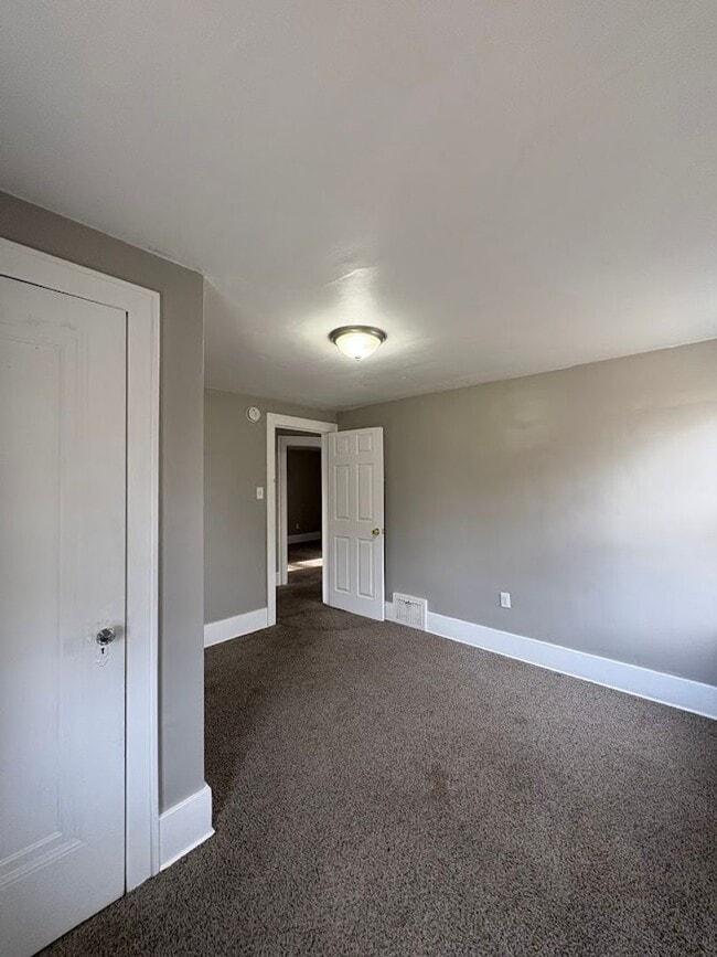 Building Photo - Large 4 bedrooms 1 full bathroom home for rent