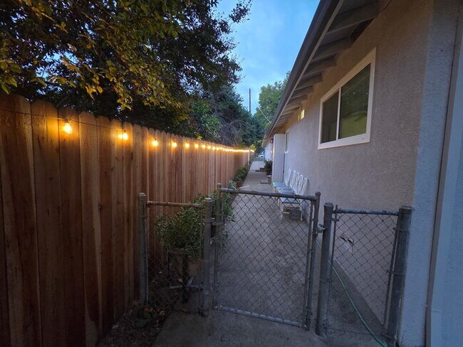 Building Photo - 3 bed 1 bath Duplex with garage and privat...