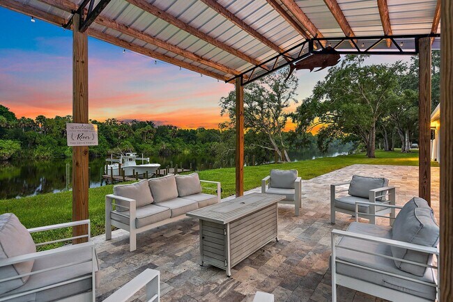 Building Photo - 12955 SW Kanner Hwy