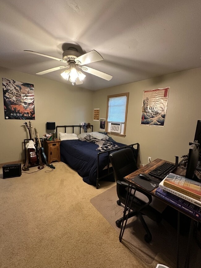 Building Photo - 4 Bed 2 Bath close to UWEC and downtown! A...