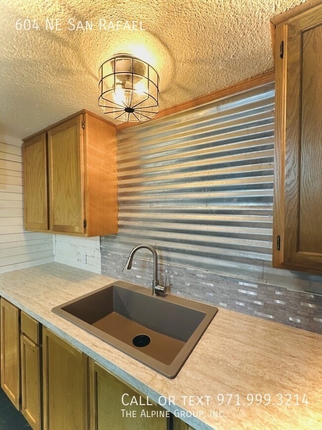 Building Photo - 604 NE San Rafael St