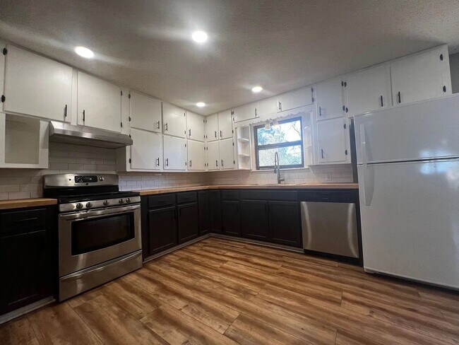Primary Photo - Updated 3 bedroom 2 bathroom house in Cent...