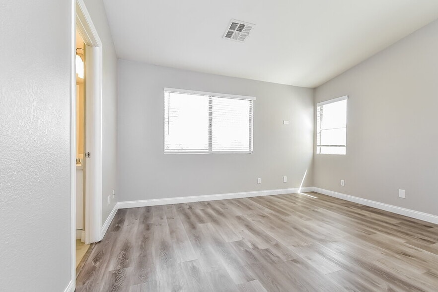Building Photo - 2216 Jardine Ave