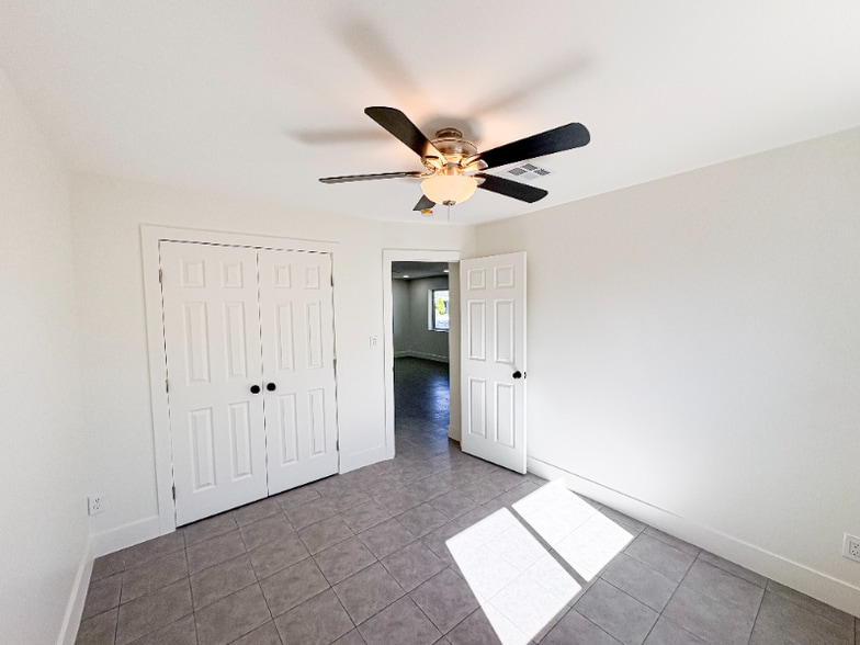 Building Photo - 458 S Mulberry