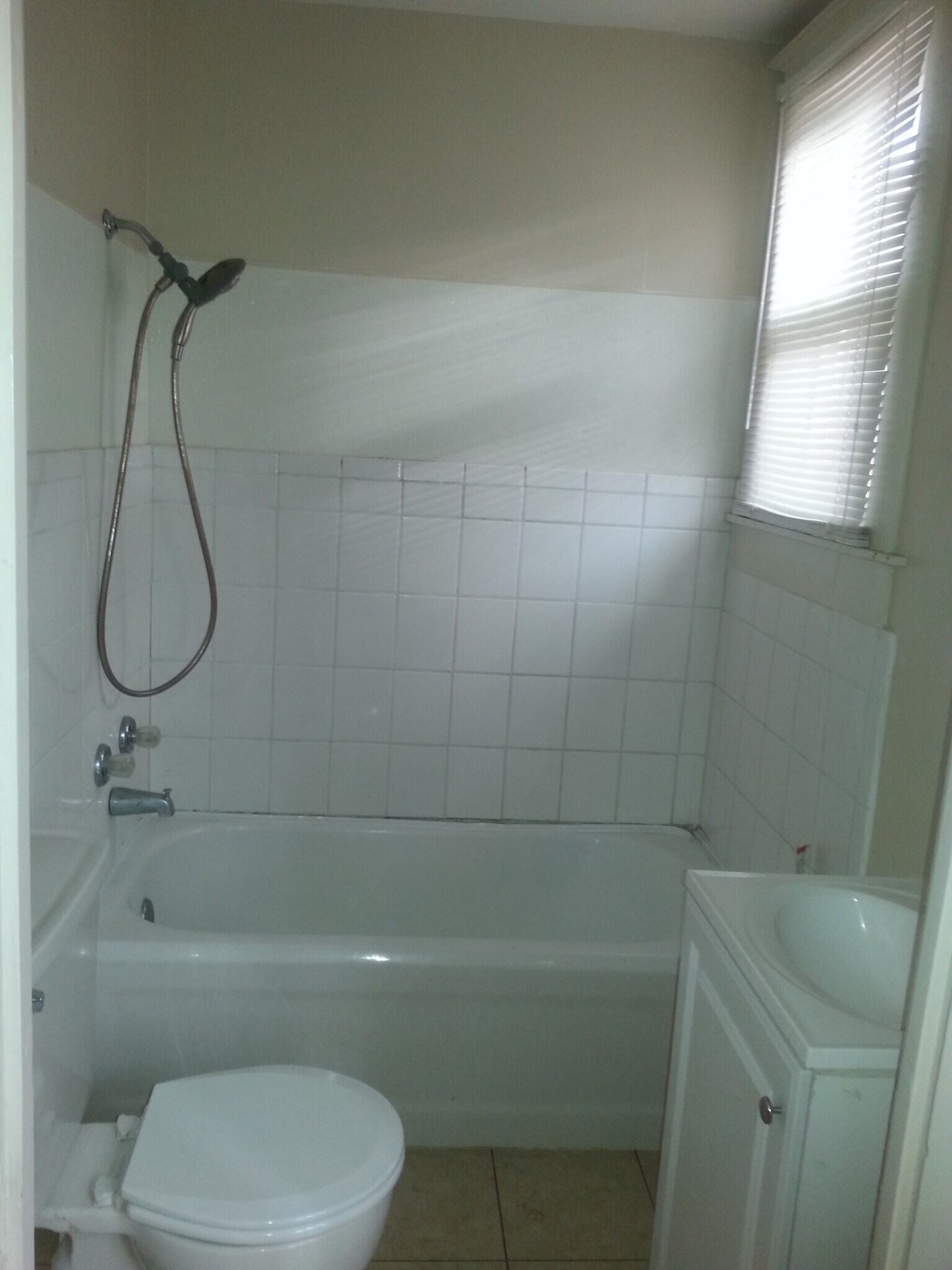 Bath - 208 E Twohig Ave