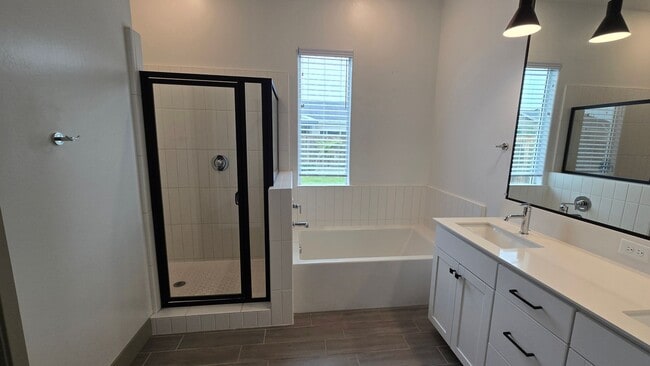 Building Photo - 9405 Parkwood Manor Dr