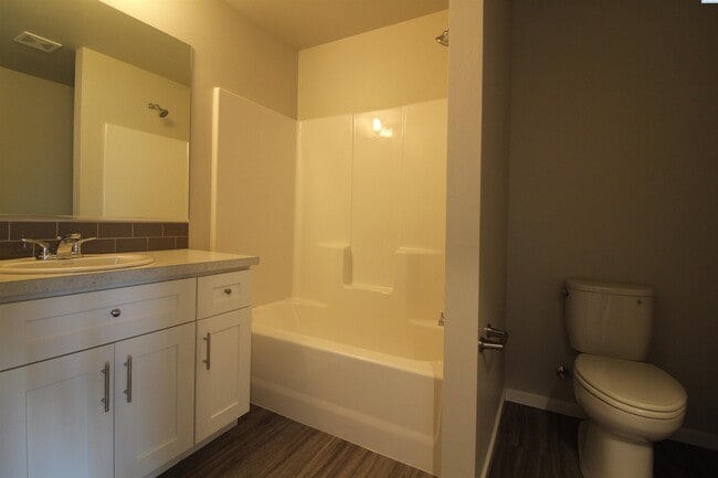 Building Photo - 3 Bed/2.5 Bath West Pasco Townhouse