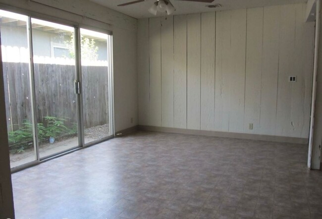 Building Photo - Cute 2 bedroom, 1 bath duplex!