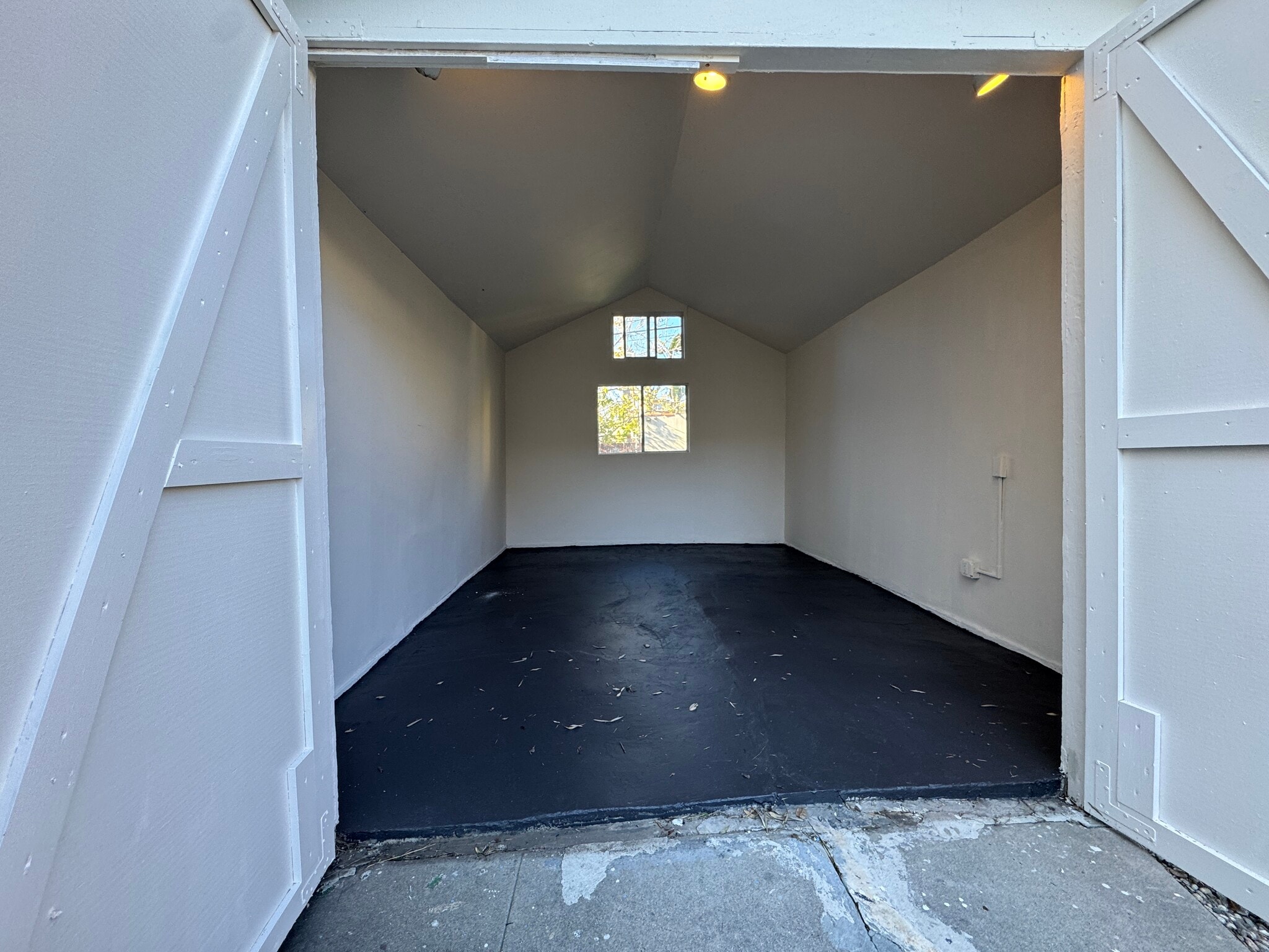 Building Photo - 849 N West Knoll Dr