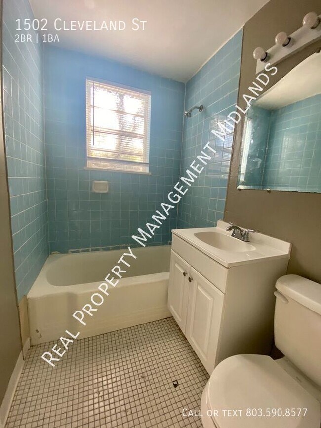 Building Photo - Duplex near Columbia College! Apply Now!