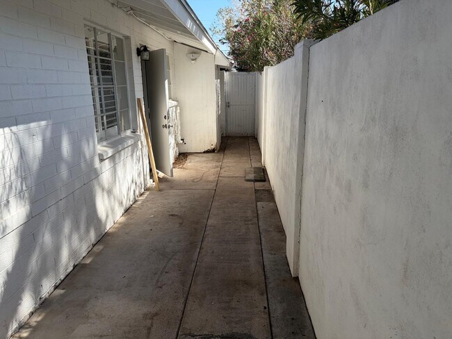 Building Photo - 3517 E Montecito Ave