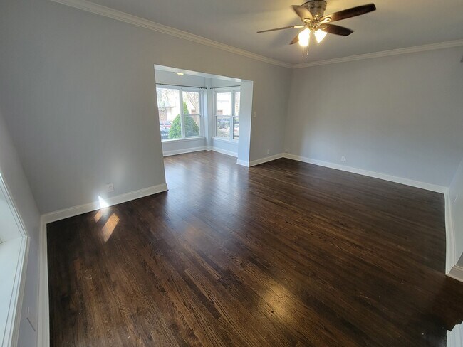 Building Photo - 4849 N Sawyer Ave