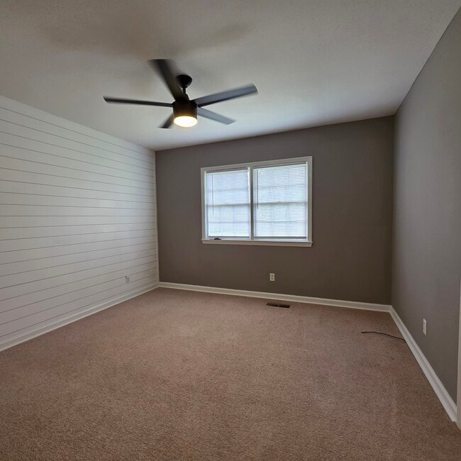 Building Photo - 825 Community Ave