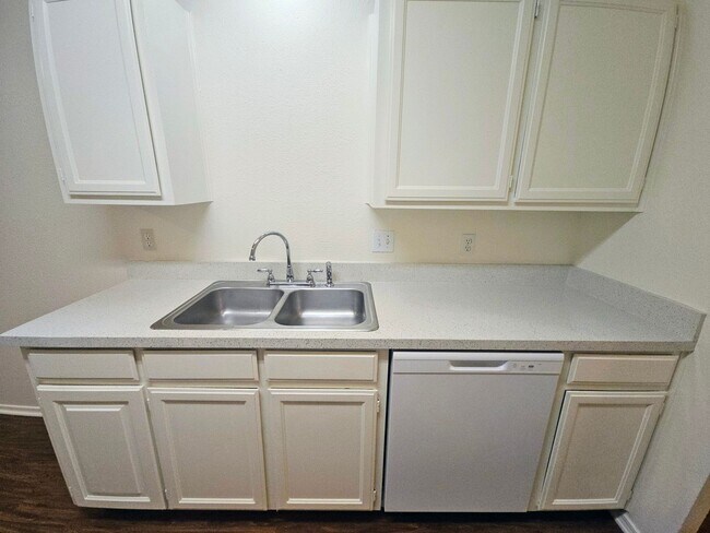 Building Photo - Perfect location in NRH!  Awesome duplex w...