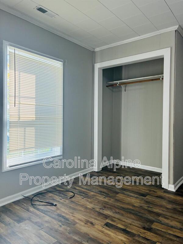 Building Photo - 110 Martin St