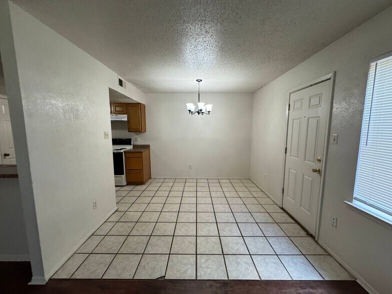 Building Photo - 4501 Westcliff Rd