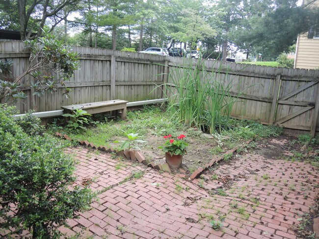 Building Photo - 107 Camelot Ct