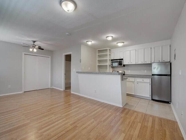 Building Photo - 304 E 33rd St