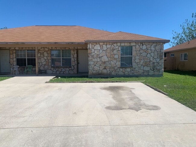 Building Photo - Charming 3-Bed, 2-Bath Home with Fenced Ya...
