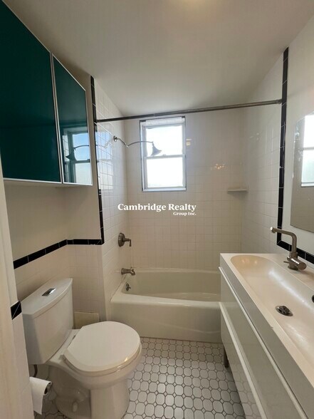Building Photo - 1228 Cambridge St