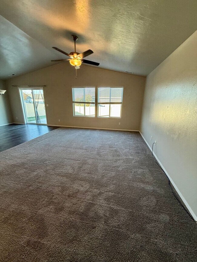 Building Photo - Great location, 3 bedroom two bath home fo...