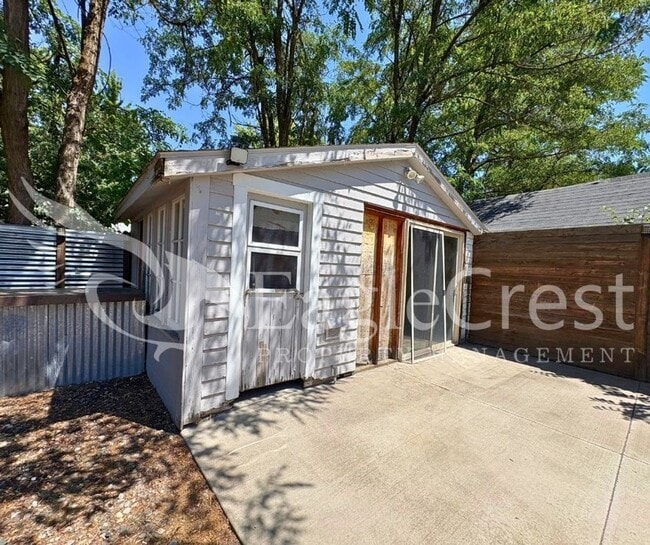 Building Photo - Beautifully Renovated Historic 3 Bedroom Home