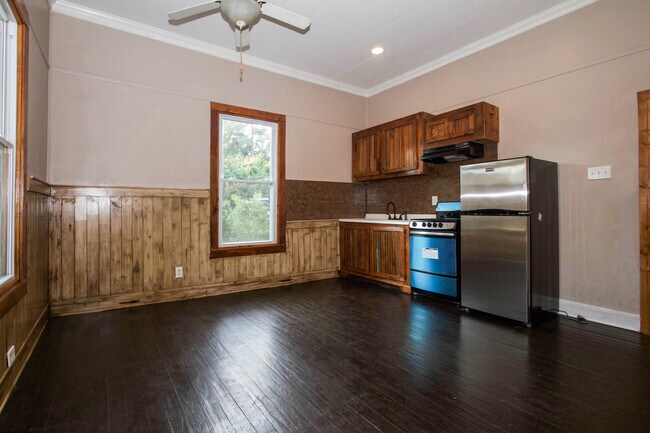 Building Photo - 546 Shull St