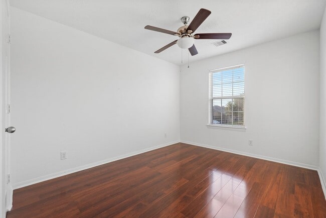 Building Photo - Comfort and Convenience in This Bay Colony Pointe Beauty