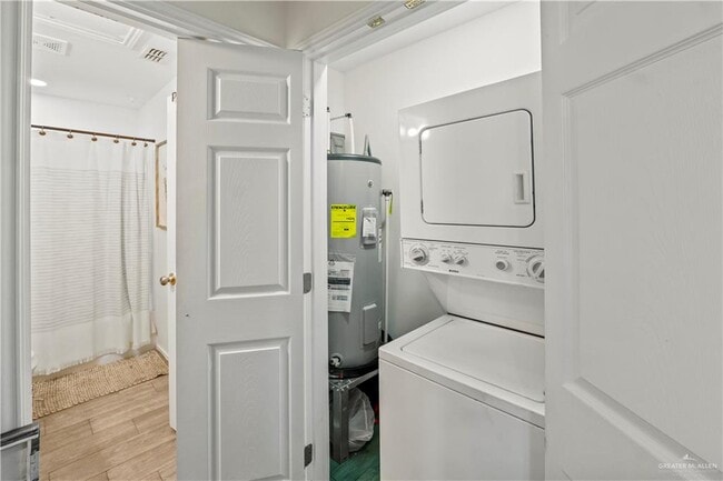 Building Photo - 609 E Interstate Hwy 2