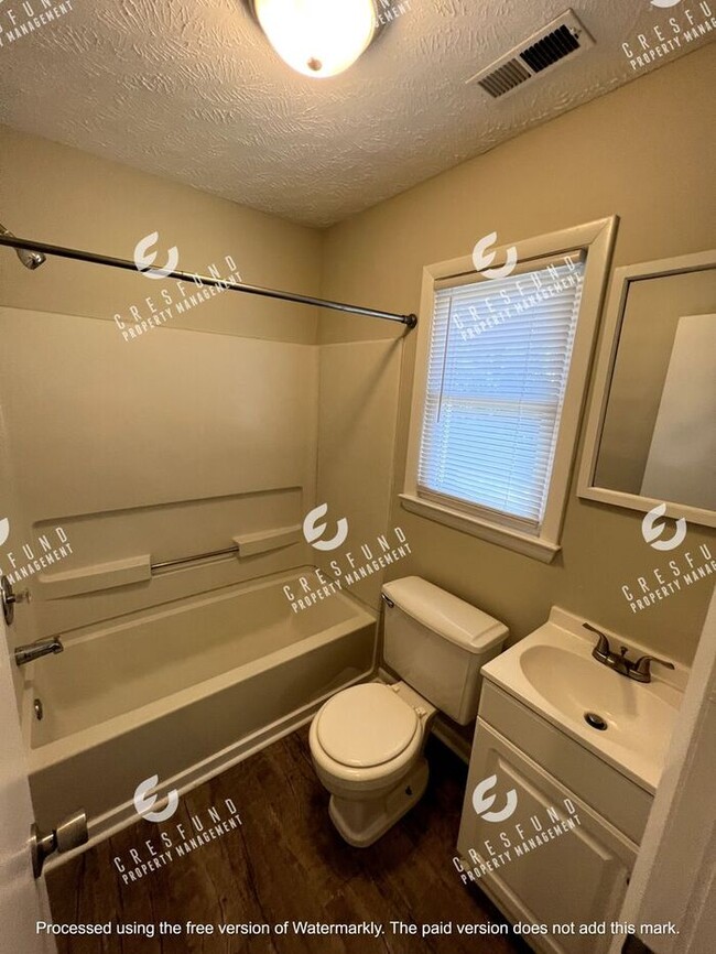 Building Photo - Spacious 1 BR 1 Bath bottom unit