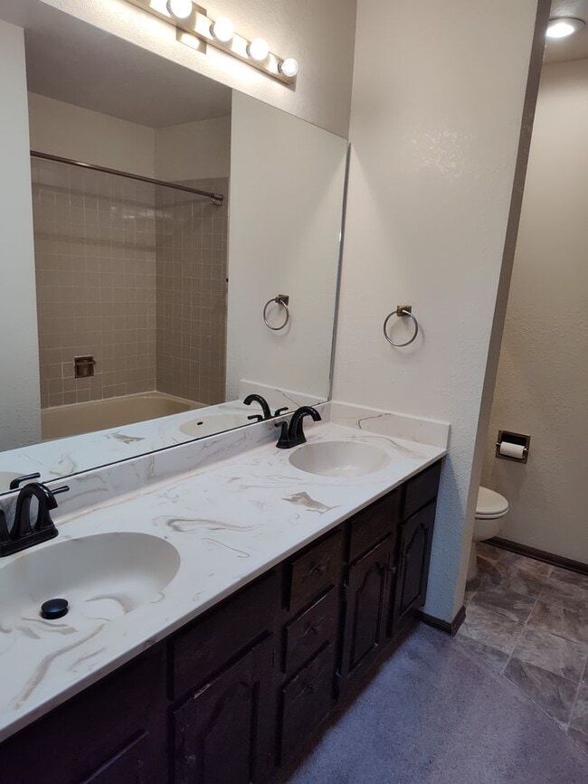 Building Photo - OPEN HOUSE 10/18/25 11am - 12pm