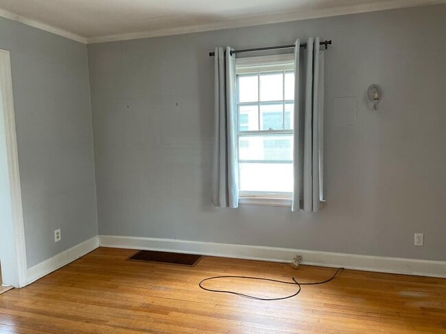 Building Photo - 927 Woodlawn Ave