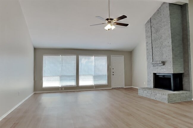 Building Photo - 21610 Crescent Heights St