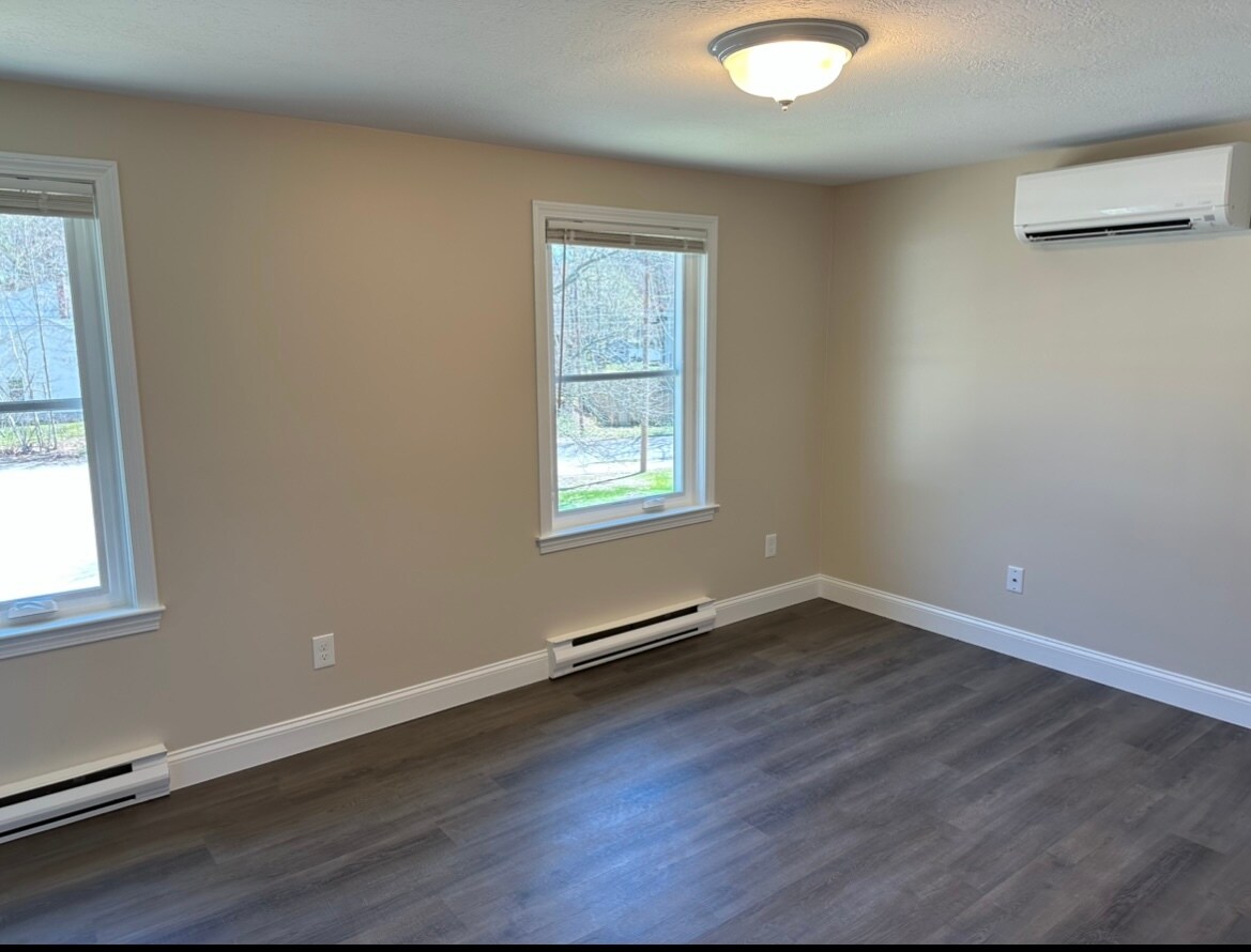 Building Photo - 4 Oakwood Dr