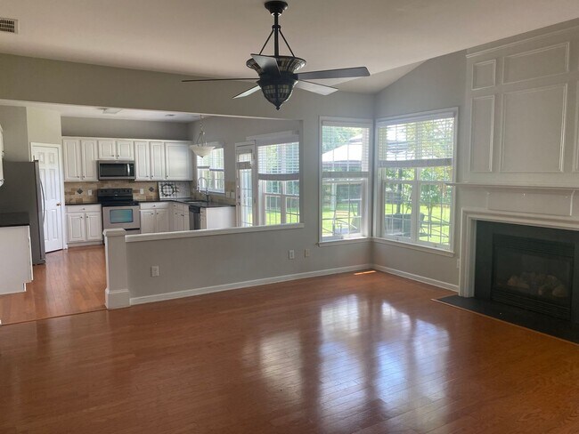 Building Photo - Beautiful 4 Bedroom, 2.5 Bath in Ballantyne Area