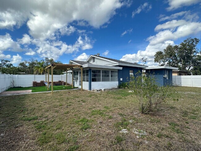 Building Photo - "Charming 1-Bedroom in Port Charlotte's Tranquil Setting"