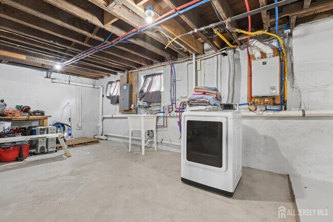 Building Photo - 327 Main St