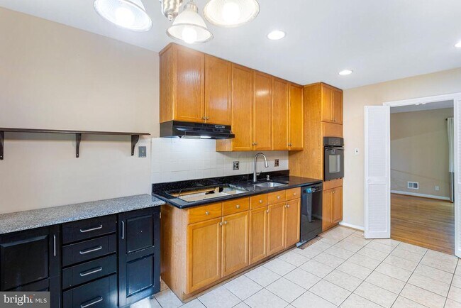 Building Photo - 6503 Friars Ct
