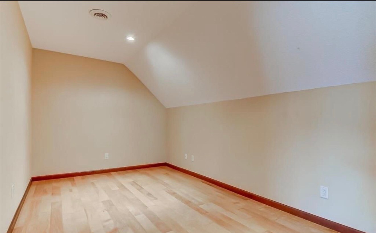 Building Photo - 3120 Kensington Dr