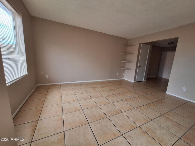 Building Photo - 1449 E Knoll Cir