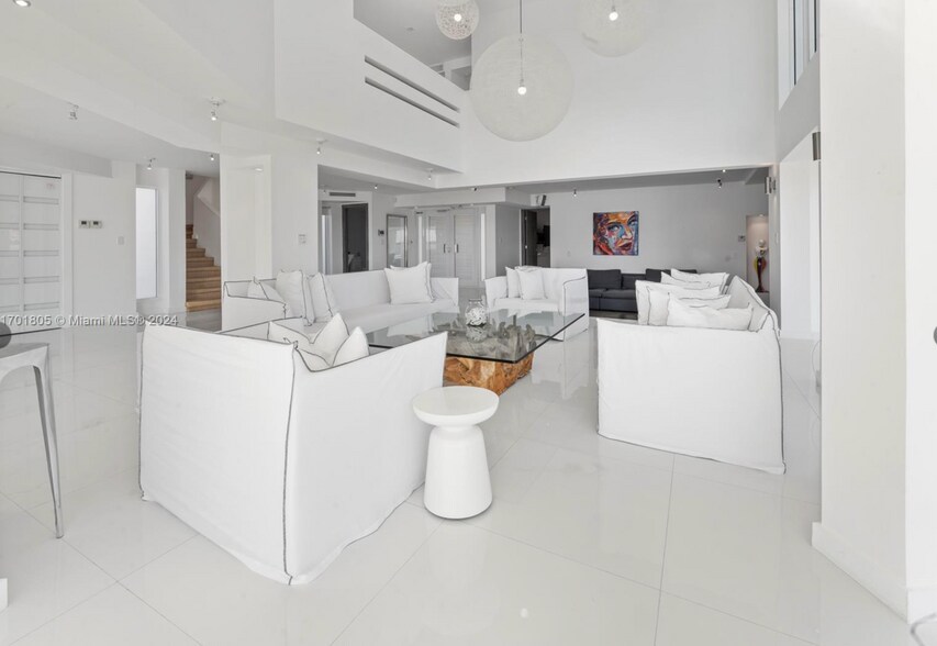 Building Photo - 7504 W Treasure Dr