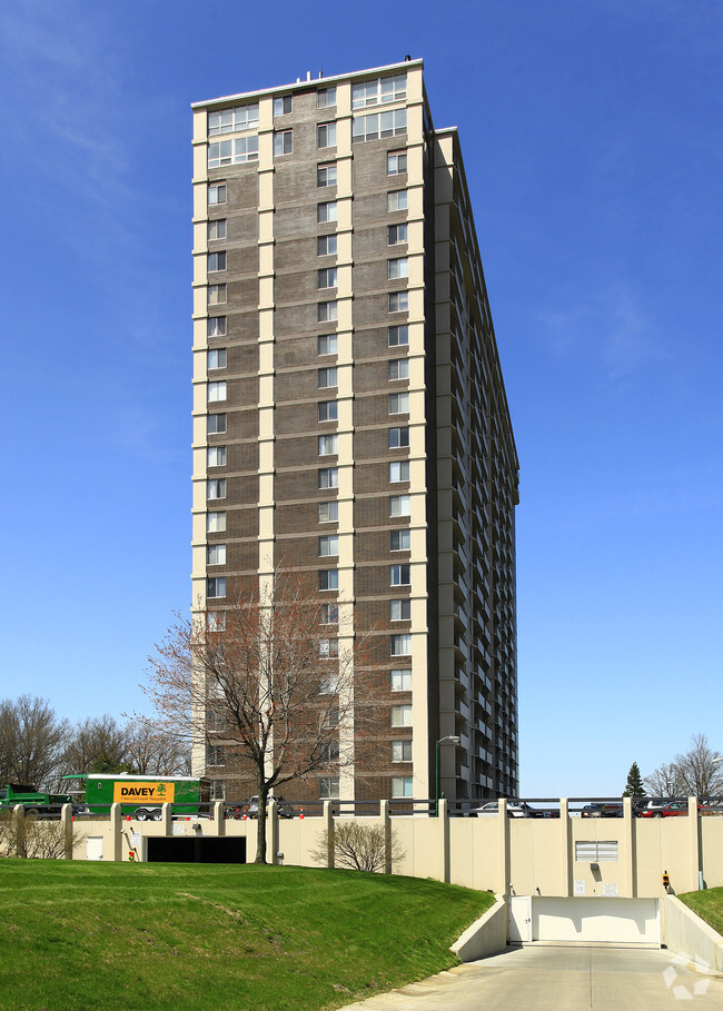 Building Photo - The Carlyle on the Lake