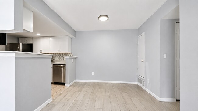 Building Photo - $1,540.95- 2 Bed, 2 Bath Updated Condo in Denver with In Unit Laundry and Community Amenities!