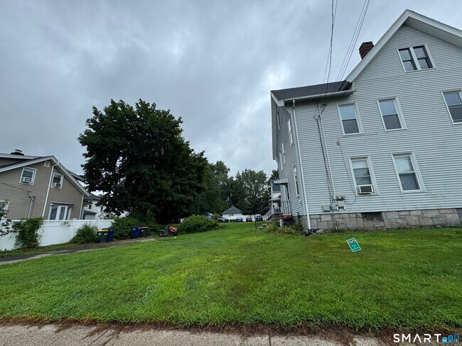 Building Photo - 275 Wakelee Ave