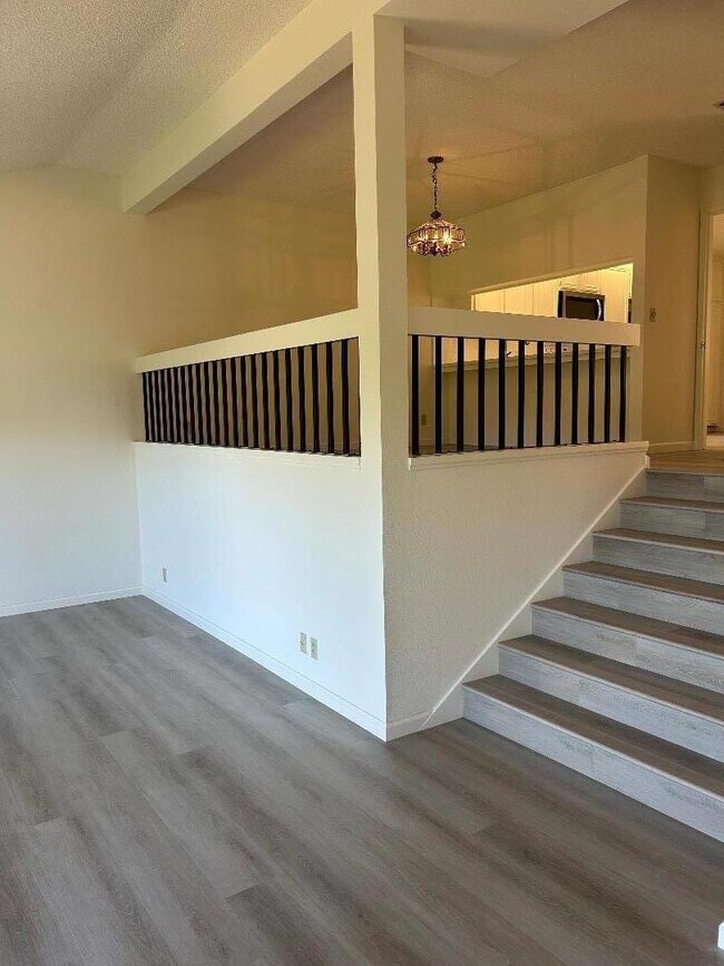 Building Photo - 10 Pyrola Ln