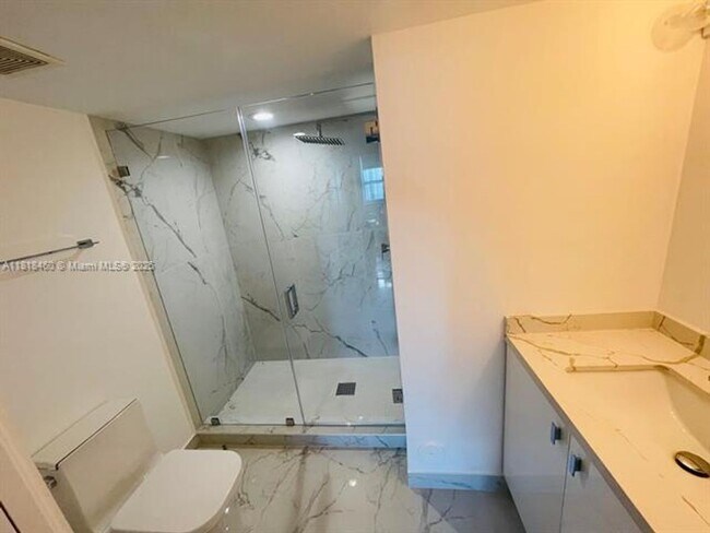 Building Photo - 1155 Brickell Bay Dr
