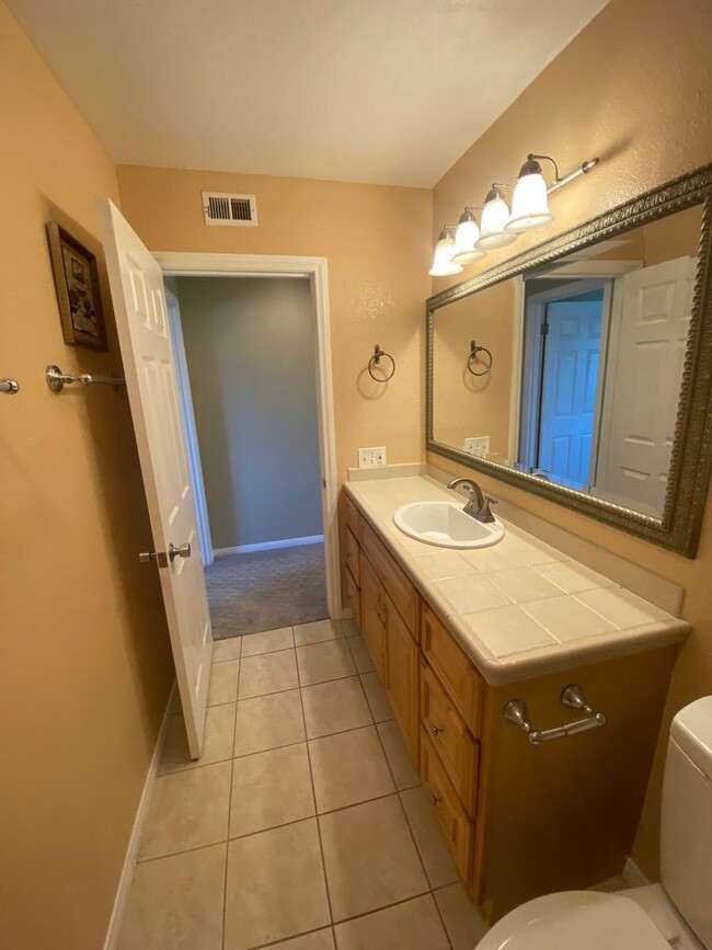 Building Photo - Two Bedroom Huntington Beach Townhouse w/ ...