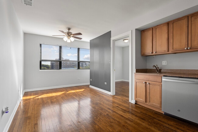 Building Photo - 7616 N Marshfield Ave