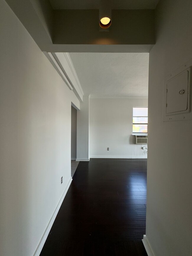 Building Photo - Charming Studio Condo in the Heart of Balt...